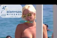 Η Τζούλια Αλεξανδράτου επέστρεψε στην Μύκονο.