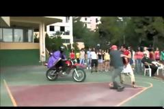 Πάτερ Ηλίας: Τι κι αν φοράει ράσα...παίρνει τη γουρούνα του και φεύγει! [photos+video]
