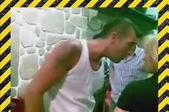 Η κοντή κάνει μαύρο στο ξύλο τον ψηλό: Δείτε το και θα κλάψετε από τα γέλια... [video]