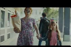 Συγκλονιστικό VIDEO: Ο αλκοολικός γονέας, μέσα από τα μάτια του παιδιού του... [video]