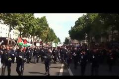 Ανήκουστο στη Γαλλία! Τα ΜΑΤ παρελαύνουν με τους διαδηλωτές για τη Γάζα!
