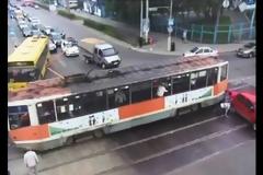 Γυναίκα οδηγός τραμ προκάλεσε δυστύχημα...  Δείτε το συγκλονιστικό βίντεο! [video]
