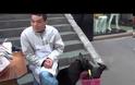 ΣΥΓΚΛΟΝΙΣΤΙΚΟ VIDEO: Μεταφέρει τον τραυματισμένο φίλο του καθημερινά! [video]