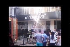 Τυλίχθηκε στις φλόγες κατάστημα ρούχων στην Ξάνθη [video]