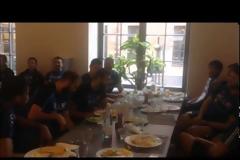 Η τούρτα γενεθλίων στον αρχηγό της Εθνικής... [video]