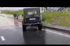 «Μάγκας» οδηγός τζιπ μαθαίνει πως όλα τα οχήματα έχουν τα όριά τους... [video]