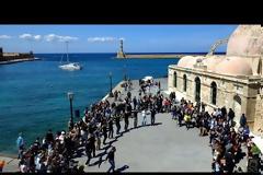 ΑΥΤΗ ΕΙΝΑΙ Η ΕΛΛΑΔΑ: Αυθόρμητος χορός με κρητικά στο παλιό λιμάνι Χανίων... [video]