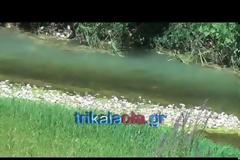 Έτσι ρυπαίνεται ο Πηνειός στα Τρίκαλα [photos + video]