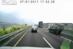 ΑΠΙΣΤΕΥΤΟ: Δείτε τι συμβαίνει όταν τρέχεις με 150 χλμ και σου σκάει το λάστιχο... [video]