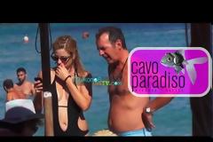 Η εκρηκτική νεαρή ξανθιά σύντροφος του Κώστα Χαριτοδιπλωμένου