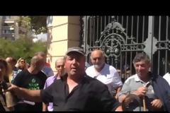 Ο ΠΑΟΚτσής κτηνοτρόφος που έκλεψε την παράσταση έξω από το ΥΜΑΘ και ιδρύει το δικό του κόμμα... [video]