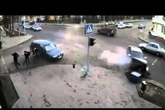 Συγκλονιστικό video: Πεζός γλιτώνει από θαύμα... [video]