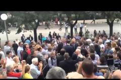 ΥΠΟΔΟΧΗ ΚΩΣΤΑ ΚΑΡΑΜΑΝΛΗ ΜΕ ΧΕΙΡΟΚΡΟΤΗΜΑΤΑ ΣΤΟ ''Ι. ΒΕΛΛΙΔΗΣ''