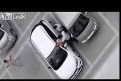 Την σάπισαν στο ξύλο για μια θέση πάρκινγκ... Δείτε το συγκλονιστικό βίντεο! [video]