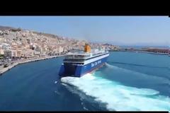 Δείτε το απίστευτο παρκάρισμα ενός πλοίου στη Σύρο μέσα σε 3 λεπτά [video]