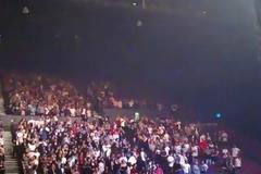 ΑΙΣΧΟΣ: Ο Kanye West ζητά από θεατή σε αναπηρικό καροτσάκι να σηκωθεί όρθιος [video]