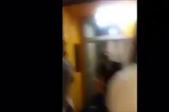 ΑΠΙΣΤΕΥΤΟ: Πετάνε δύο πολιτικούς από το αεροπλάνο, γιατί καθυστέρησαν την πτήση... [video]