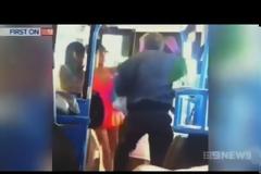 ΣΟΚΑΡΙΣΤΙΚΟ: Δείτε το βίντεο με το ξυλοδαρμό ηλικιωμένου τυφλού από 2 νεαρές γυναίκες... [video]
