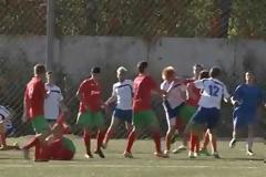 Άγριο ξύλο σε ποδοσφαιρικό αγώνα… παιδιών! [video]