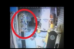 ΣΟΚΑΡΙΣΤΙΚΟ: Δείτε τη στιγμή που τζάμι σπάει από μόνο του σε στοιχειωμένο κτίριο! [video]