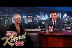Δεν την τρομάζει ο χάκερ: Η Kaley Cuoco του Big Bang Theory κάνει πλάκα για τις γυμνές φωτογραφίες της