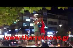Το έριξαν στο χορό στην πλατεία της Καλαμάτας και κατέληξαν στο τμήμα