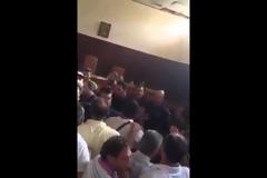 Μπράβο ρε μάγκες Κρητικοί! Έτριξαν τα δόντια στους ΤΡΑΠΕΖΙΤΕΣ που βγάζουν τα σπίτια σε πλειστηριασμό!!! Απίστευτο ξύλο (VIDEO)
