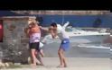 Δείτε τι παθαίνει ένα ζευγάρι που αποφάσισε να κάτσει πίσω από ένα Boeing...[video]