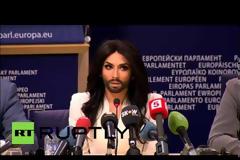 Η Κοντσίτα με ταγέρ στο Ευρωκοινοβούλιο