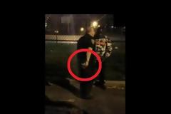 ΣΟΚ: Αστυνομικός έκλεψε λεφτά από περαστικό και τον ψέκασε με σπρέι πιπεριού [video]