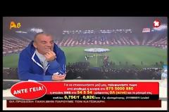Καρέ-καρέ η «επική» τούμπα του Τάκη Τσουκαλά από την καρέκλα του σε ζωντανή μετάδοση