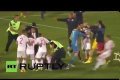 Παίκτες έπαιξαν ξύλο: ΑΠΙΣΤΕΥΤΕΣ εικόνες ΑΓΡΙΟΤΗΤΑΣ στα Ευρωπαϊκά γήπεδα...Δείτε ποιο πρόσωπο βόμβα κρύβεται πίσω από τα επεισόδια! [video+photos]
