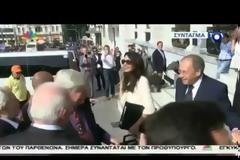 Η Ελένη Λουκά όρμησε στην Αμάλ Αλαμουντίν - Την έπιασε από το κεφάλι και την άρχισε στα φιλιά - Δείτε το video