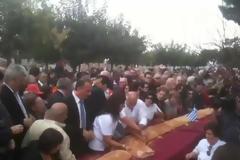 Το βραβείο Γκίνες πάει στους... Θεσσαλονικείς! Εφαγαν το κουλούρι - γίγας σε χρόνο ρεκόρ!