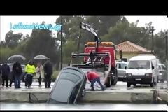 Αυτοκίνητο βούτηξε στη θάλασσα της Λευκάδας - Δείτε φωτογραφίες και βίντεο