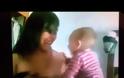 Πονηρός ο μπόμπιρας προσπαθεί να παίξει με τα μεμέ της μαμάς του...[video]