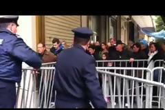 Θεσσαλονίκη: Αγανάκτηση για τα κάγκελα, με το... κιάλι η μαθητική παρέλαση