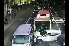 Βίντεο που κόβει την ανάσα: Λεωφορείο παρέσυρε 9 αυτοκίνητα, όταν ο οδηγός του έχασε τις αισθήσεις του
