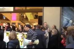 Διαδηλωτής επιτέθηκε με γροθιές σε πελάτη καταστήματος!