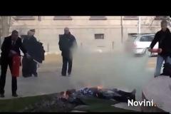 38χρονη αυτοπυρπολήθηκε έξω από το προεδρικό μέγαρο στη Σόφια [video]