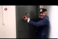 Ο... αστυνομικός κλείδωσε στην τουαλέτα το Γεωργούντζο - Δείτε το ξεκαρδιστικό βίντεο