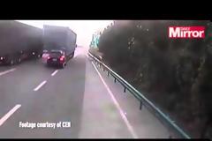 Νταλίκα έσερνε για χιλιόμετρα Porsche Cayenne γεμάτη κοκαΐνη! [video]