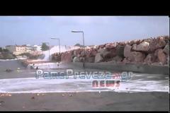ΑΠΙΣΤΕΥΤΕΣ εικόνες από την Πρέβεζα: Τα κύματα «νίκησαν» το αλιευτικό στον Παντοκράτορα [video]