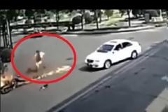 Σοκαριστικές εικόνες: Άτυχος οδηγός μοτοσικλέτας τυλίχτηκε στις φλόγες μετά από τρακάρισμα... [video]