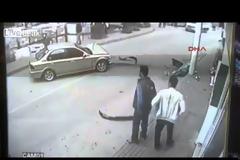 Η κολώνα τους... έσωσε τη ζωή (video)