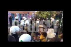 Eπεισόδια ανάμεσα σε ΜΑΤ και φοιτητές έξω από την Νομική! [photos]