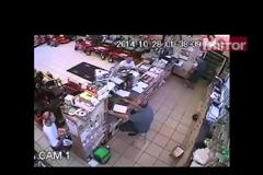 Αυτός είναι ο πιο χαζός ληστής που υπάρχει! Δείτε που πήγε να κρύψει ένα αλυσοπρίονο με σκοπό να το κλέψει [video]