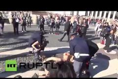 VIDEO &ΦΩΤΟ: Ιταλία - Οι Femen ασχημονούν με τον χριστιανικό σταυρό