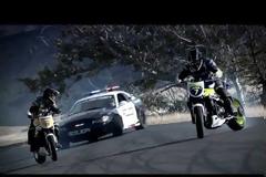 Έχετε δει περιπολικό να «κυνηγά» δυο driftαδες με μηχανή; Αν όχι, δείτε το βίντεο που ακολουθεί…[video]
