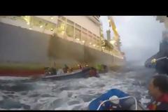 ΠΡΑΓΜΑΤΙΚΗ ΝΑΥΜΑΧΙΑ μεταξύ της Greenpeace και του ισπανικού πολεμικού ναυτικού - Τραυματίστηκαν 4 κοπέλες της οργάνωσης [video]